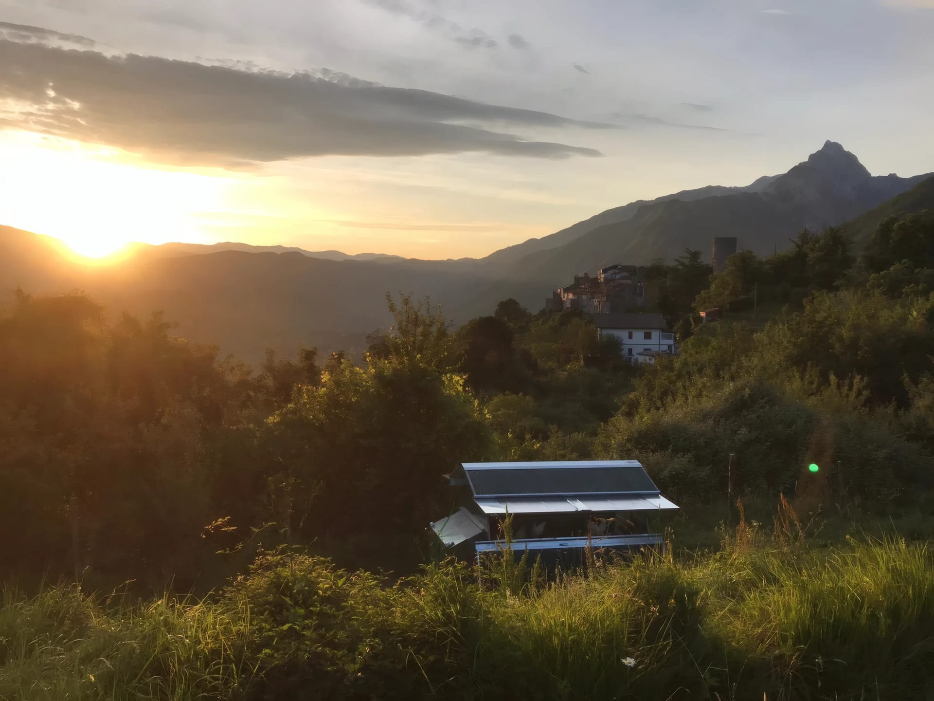 Pollaio etico al tramonto